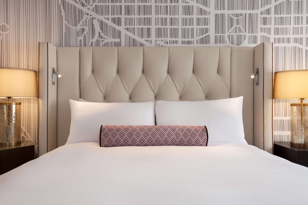 Suite, 1 King Bed, Corner (Capital) - Photo 1