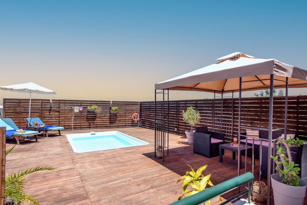 Executive Suite, Private Pool