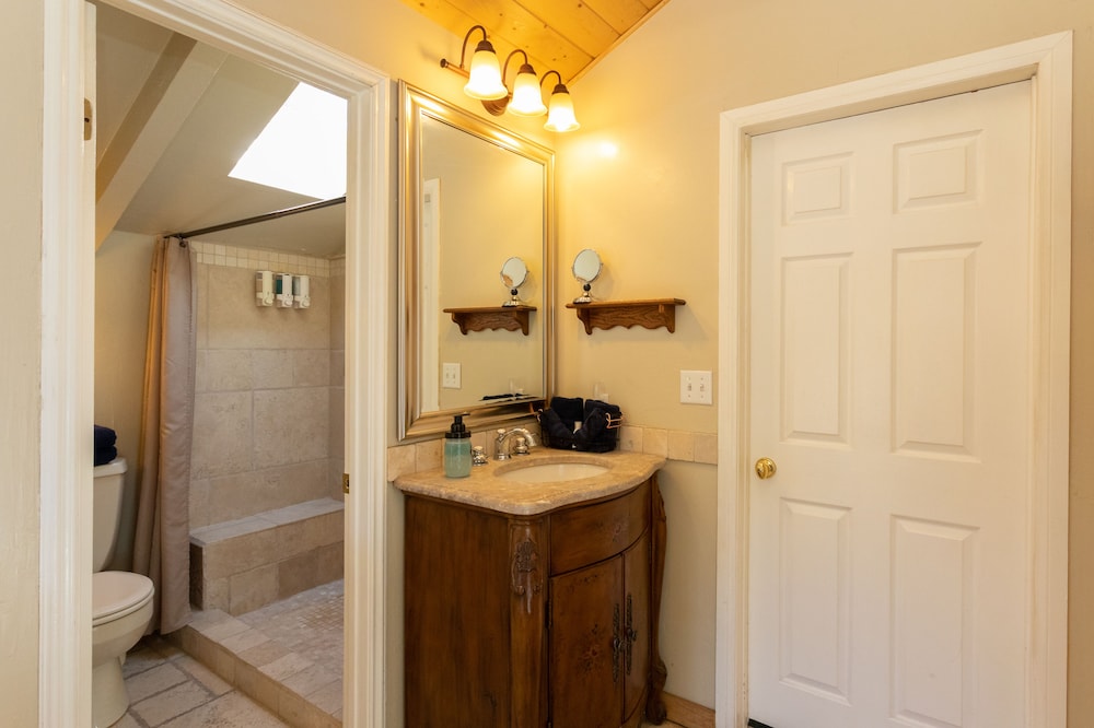 Deluxe Cabin, Ensuite, Mountain View (Ironwood) photo 3