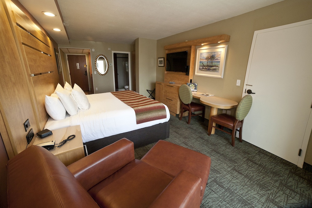 Premier Room, 1 King Bed, Refrigerator & Microwave, Partial Ocean View photo 2