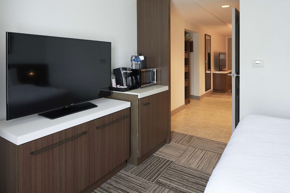Junior Suite, 1 Queen Bed, Accessible, Bathtub (Hearing) - Photo 5