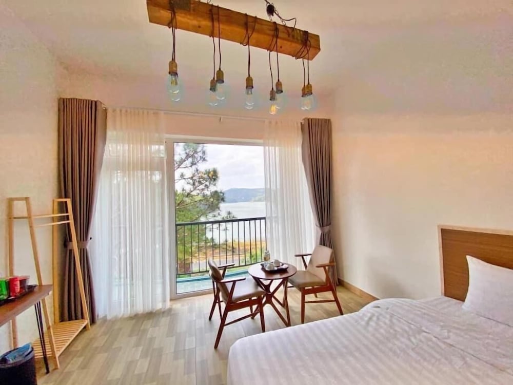 Deluxe Room, Lake View - Photo 13