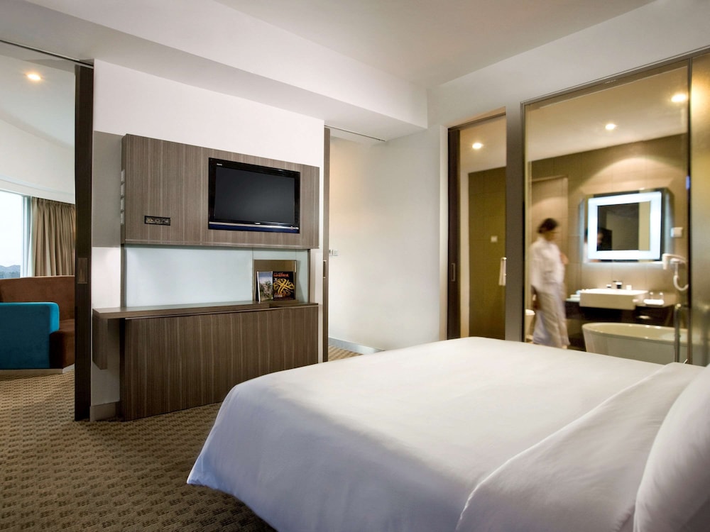 Suite, 1 King Bed - Photo 4