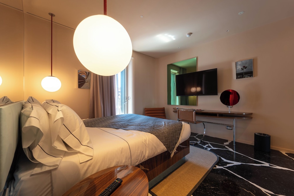 Deluxe Double Room thumbnail 5
