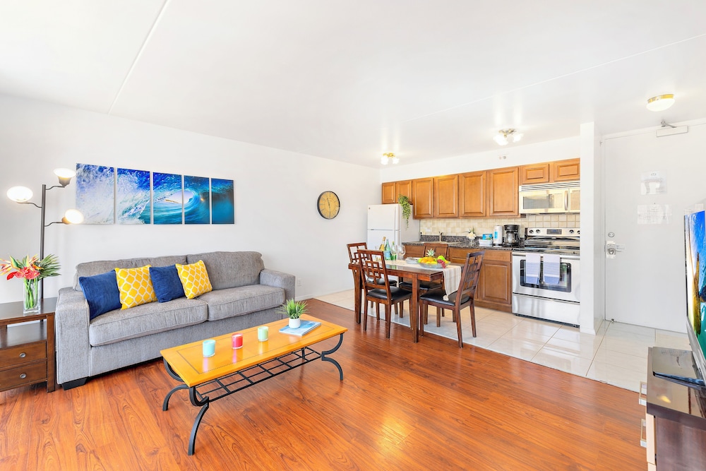 High Floor Ocean View Condo (King Bed and Parking): City Condo, 1 Bedroom, Balcony, Ocean View (0076) photo