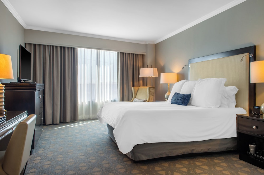 Deluxe Room, 1 King Bed, Mobility Accessible - Photo 4