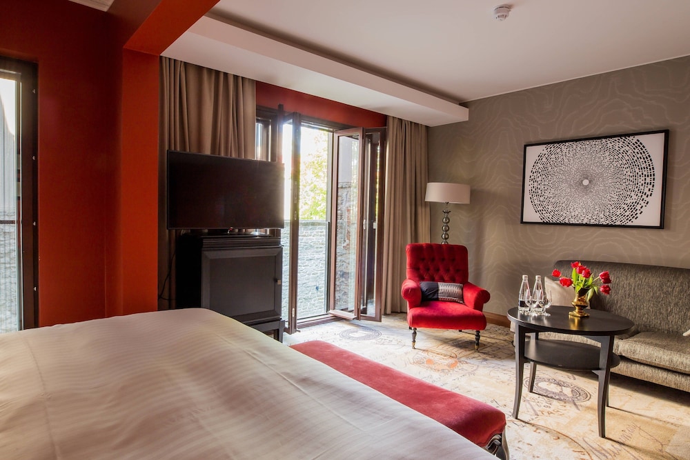 Junior Suite, 1 King Bed with Sofa bed (Courtyard View) - Photo 1