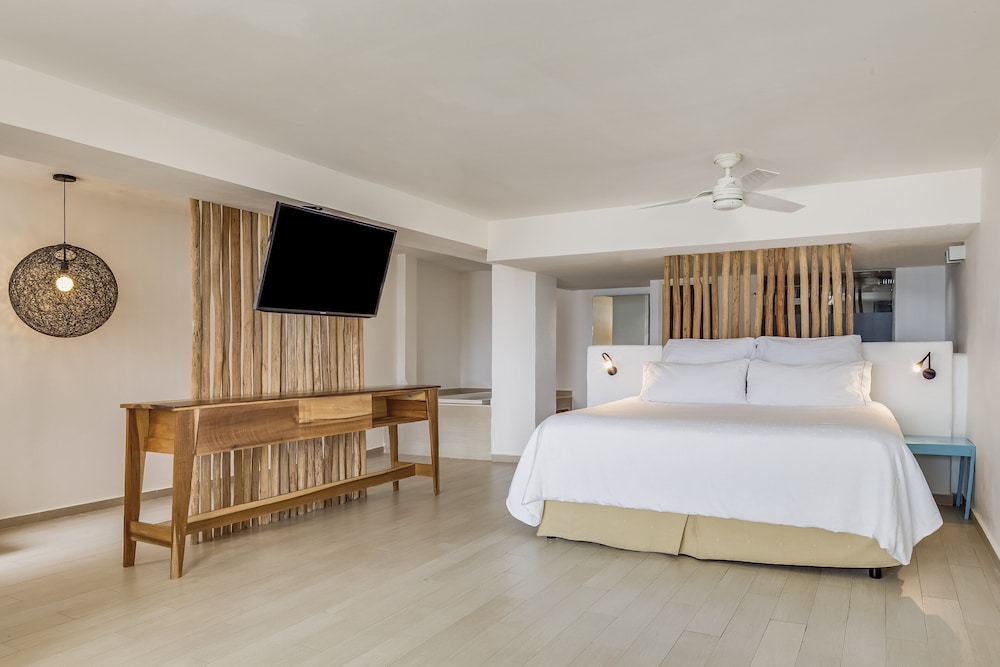 Honeymoon Suite - Photo 1