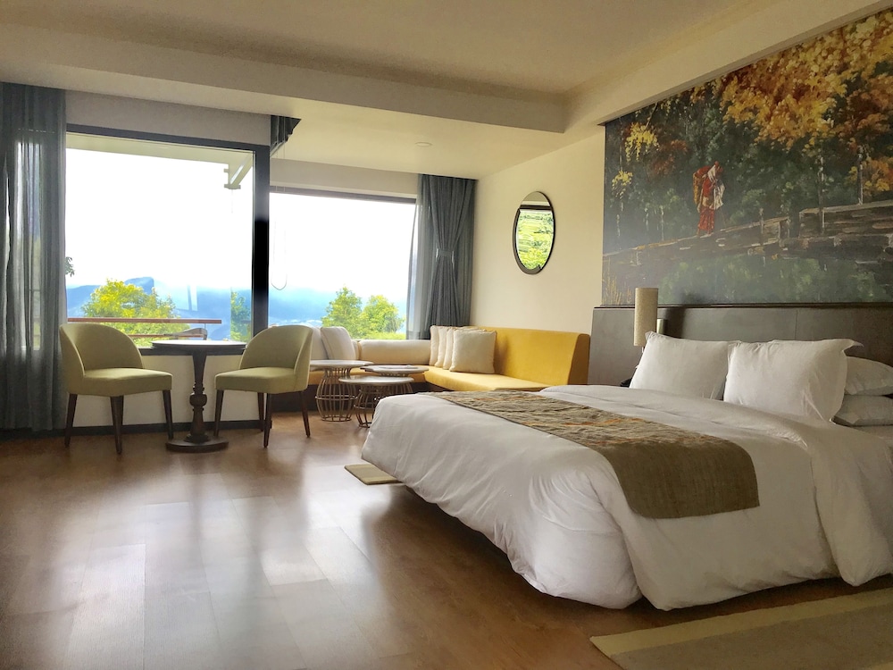 Luxury Suite, Balcony, Mountain View