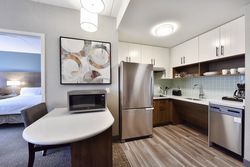 Suite, 1 Bedroom, Roll-in Shower, Kitchen (Communications Accessible) - Photo 10