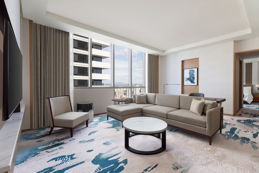 Club Suite, 1 King Bed, City View - Photo 9