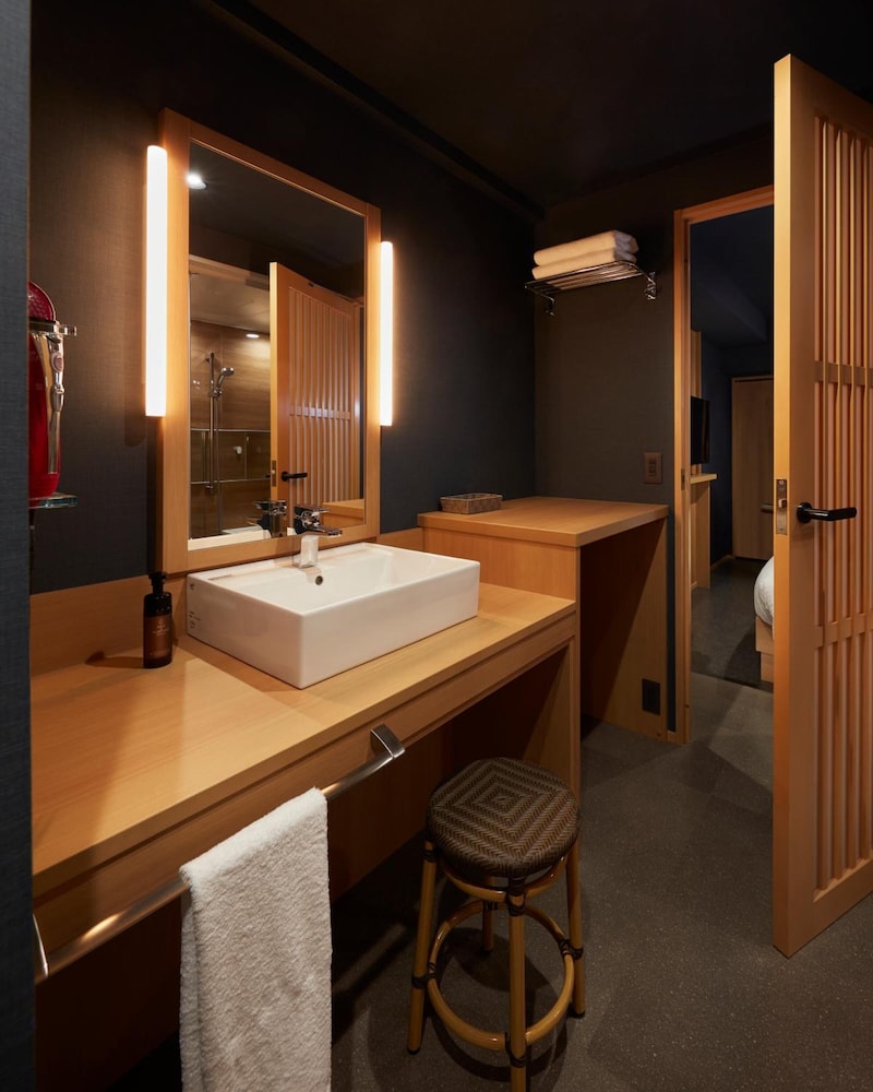 [Non-Smoking] Short Stay: CheckIn-8PM & CheckOut-10AM (Standard Twin Room)/Shower Booth