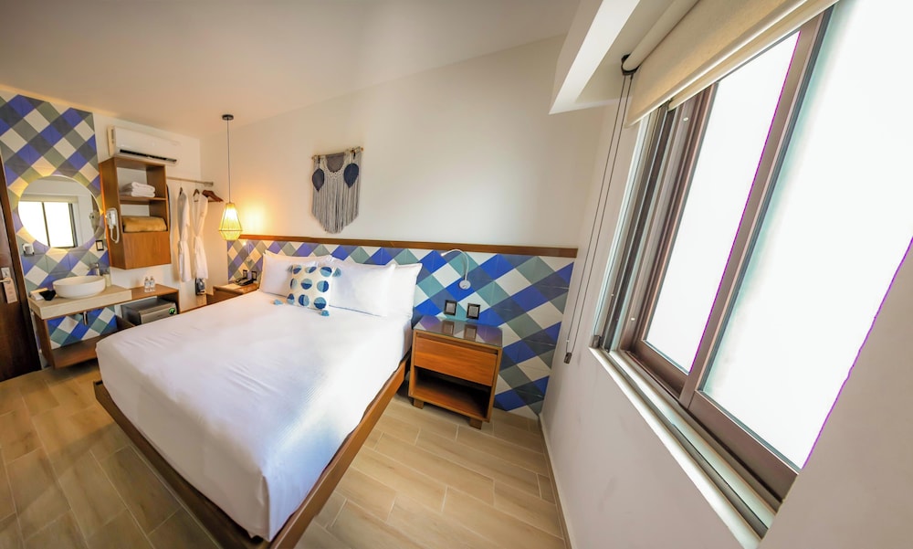 Superior Room, 1 Queen Bed, Refrigerator - Photo 16