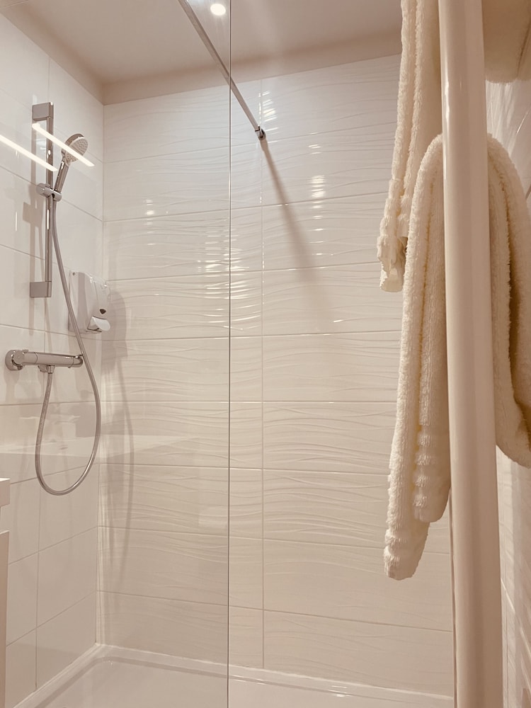 Suite - Photo 19