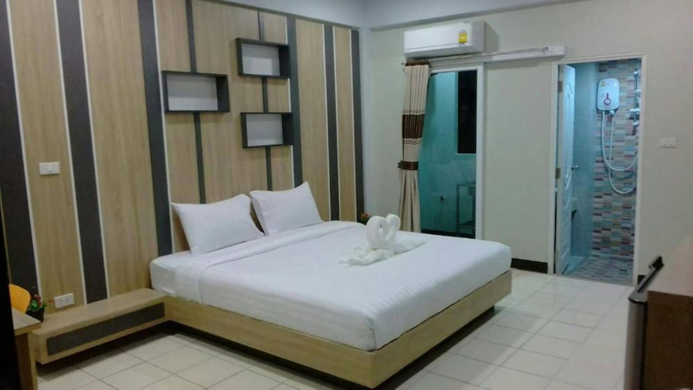 Deluxe Room, 1 King Bed - Photo 15