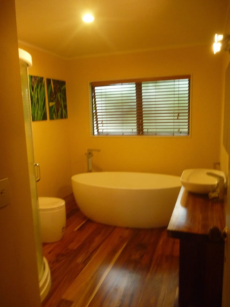The Fern Room (Private Bathroom) photo 2