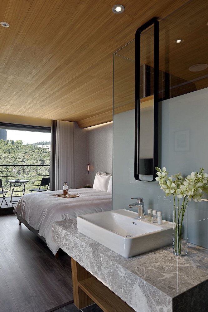Deluxe Double Room, 1 Queen Bed, Balcony, Mountain View photo 3