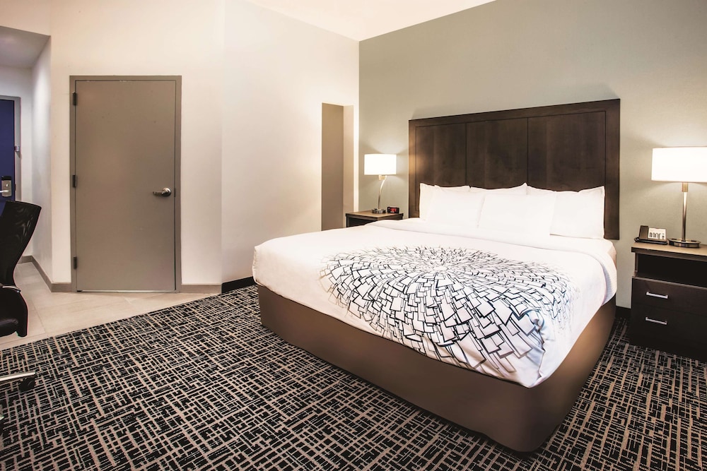 Deluxe Room, 1 King Bed, Accessible, Non Smoking (Mobility Accessible) photo 3