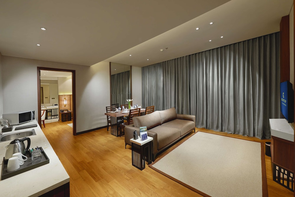 Suite, 2 Bedrooms (Golden,1 King, 2 Single) photo 2