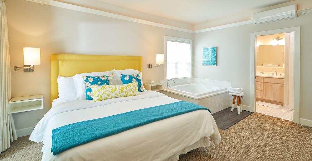 Suite, 1 King Bed (Hillside)