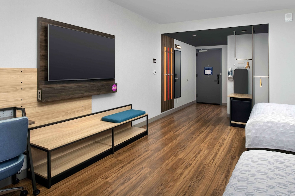 Room, 2 Queen Beds, Accessible (Roll-In Shower)