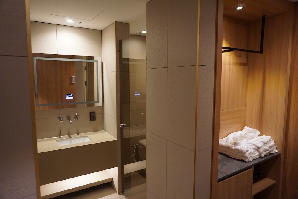 Standard Double Room, City View - Photo 4