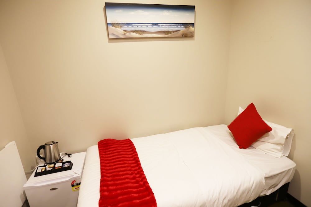 Basic Twin Room, Multiple Beds, Private Bathroom photo 3
