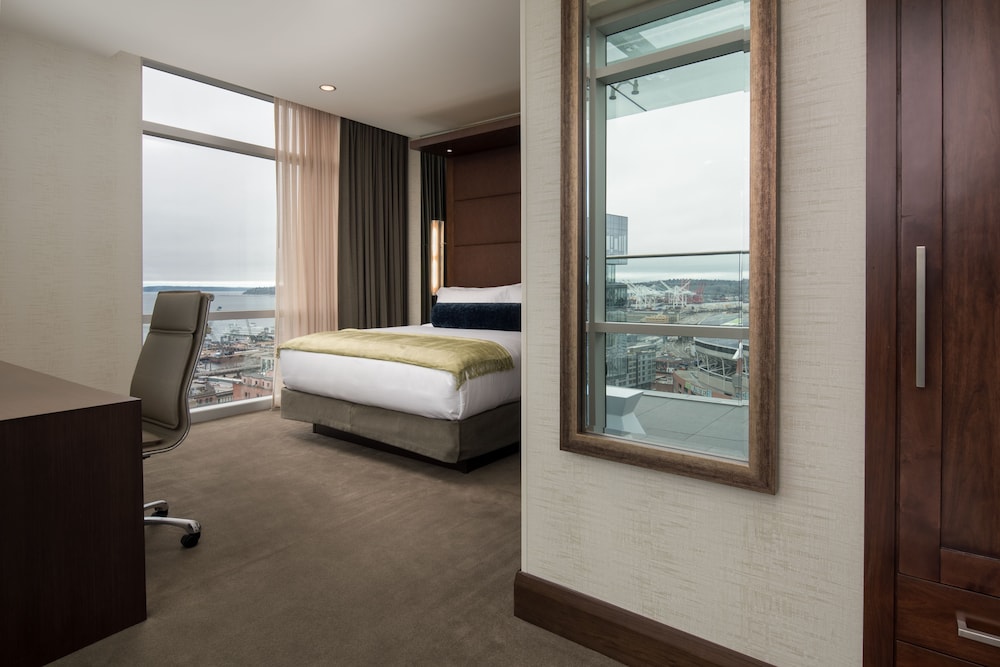 Penthouse, 2 Bedrooms, Accessible (Mobility & Hearing, Roll-In Shower) thumbnail 6