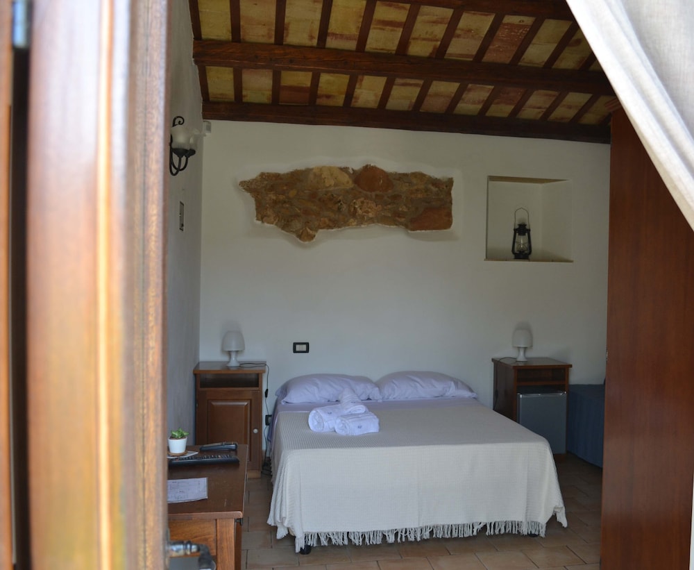 Classic Double Room, 1 King Bed, Private Bathroom photo 2