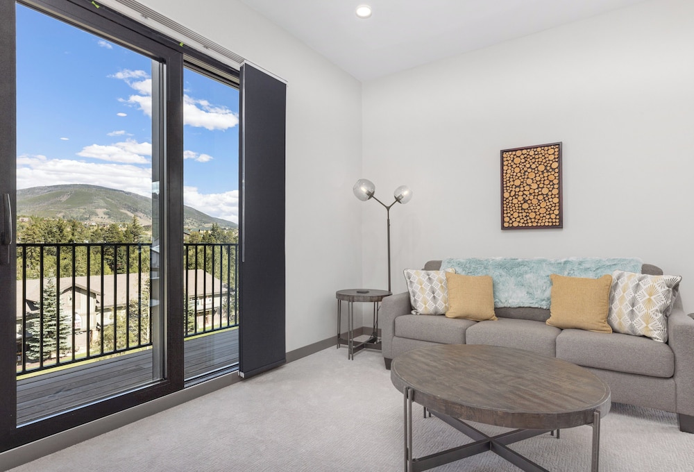 Suite, 2 Bedrooms, Mobility Accessible (Communications) - Photo 12