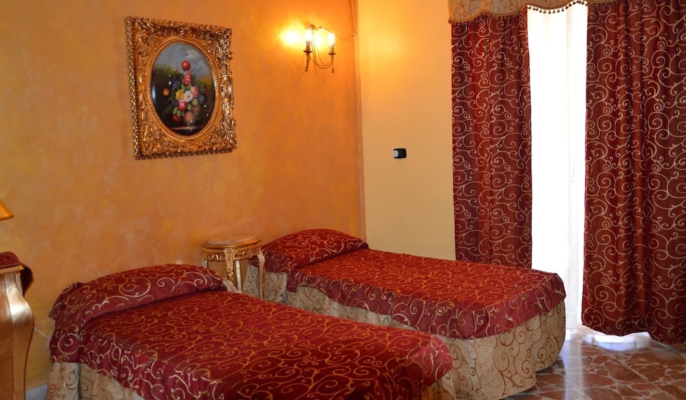 Classic Quadruple Room, City View photo 3