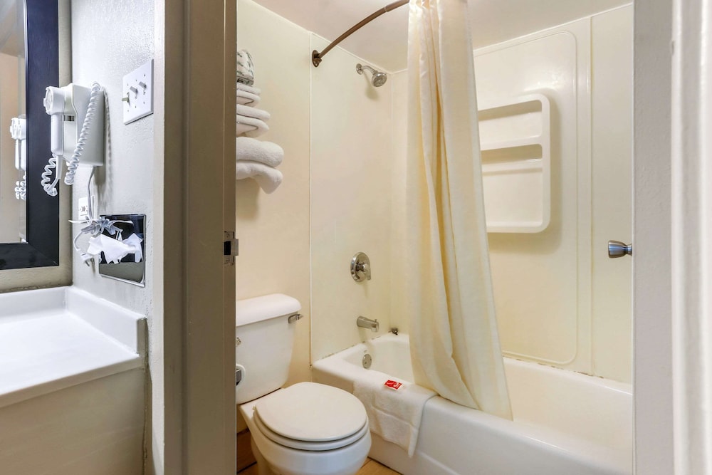 Standard Room, 2 Double Beds, Smoking photo 3