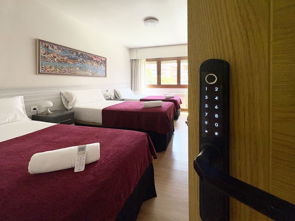 Economy Triple Room, 3 Twin Beds, City View