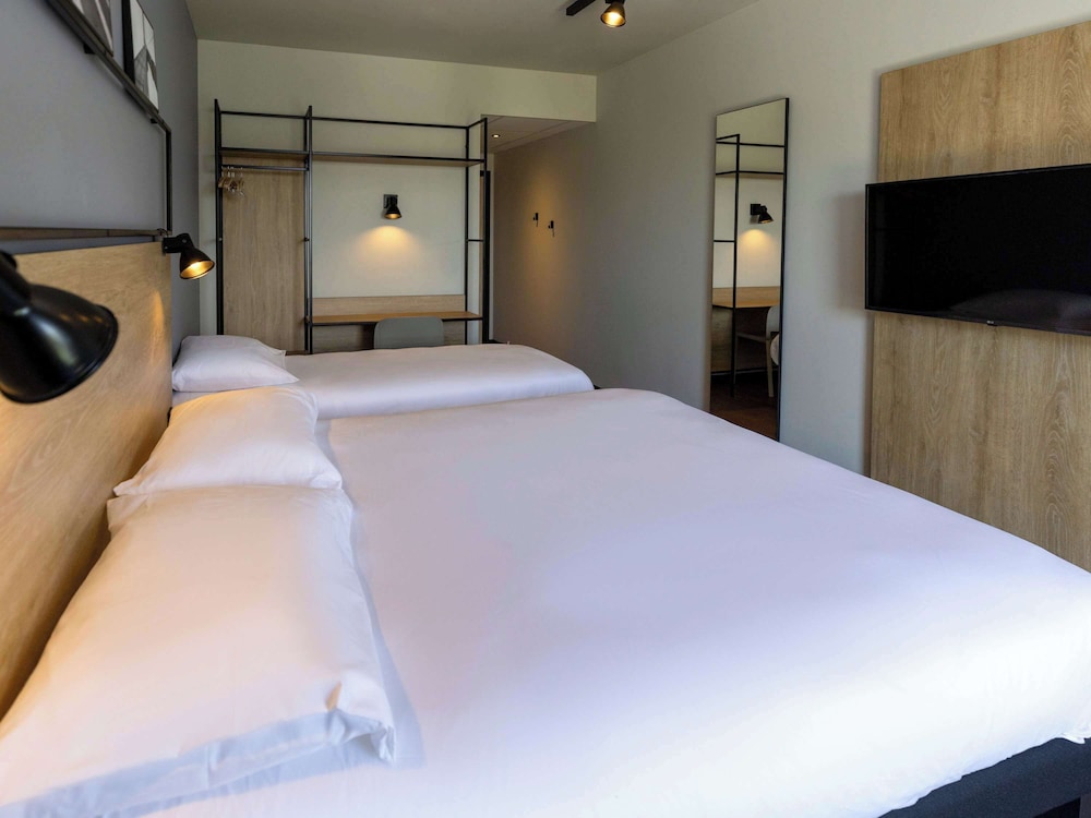 Standard Room, Multiple Beds - Photo 3
