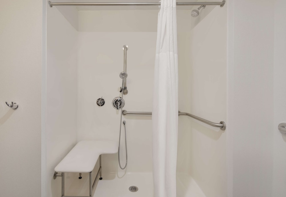 Room, 1 King Bed, Accessible (Hearing) photo 2