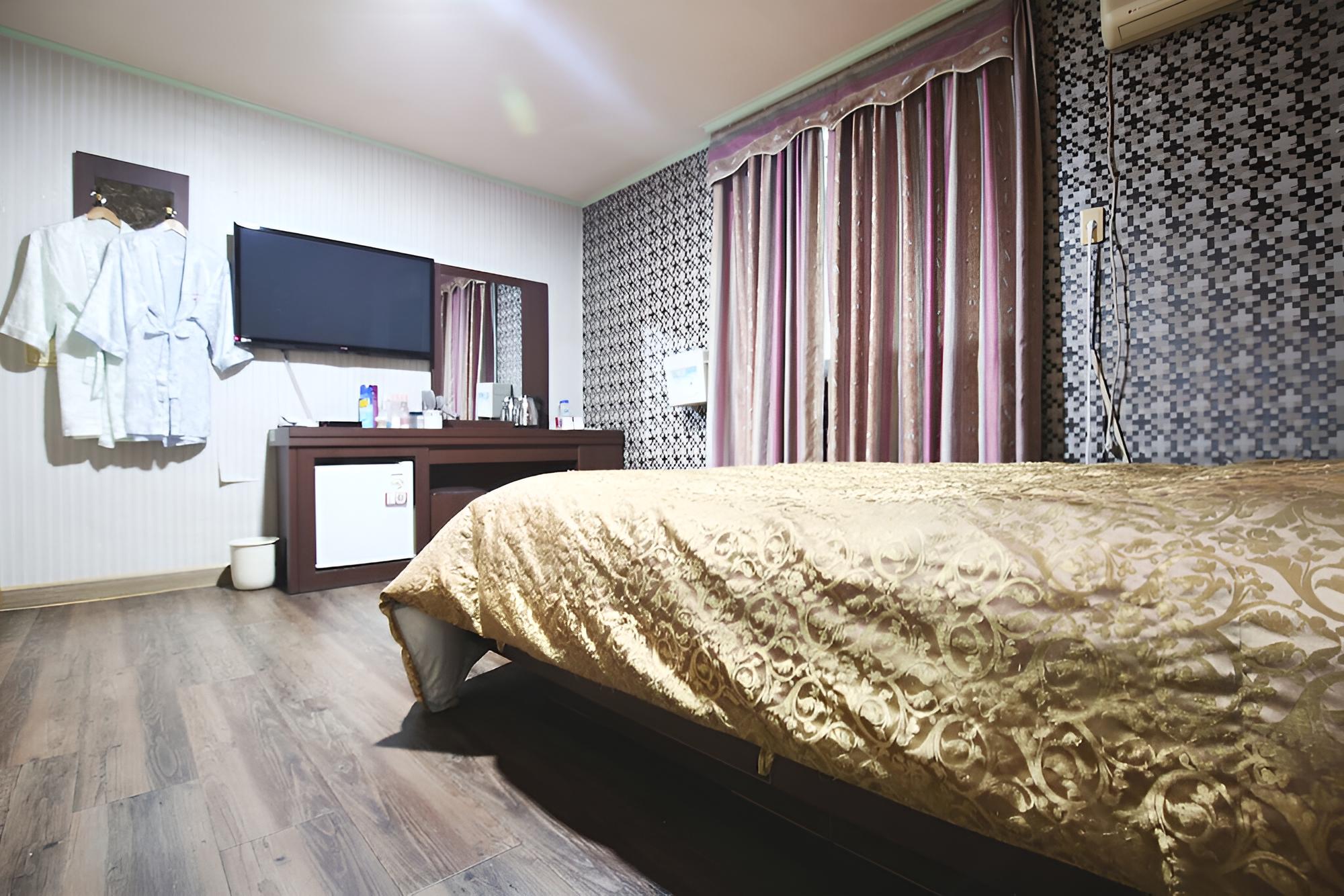 Room (Standard Room) - Photo 4