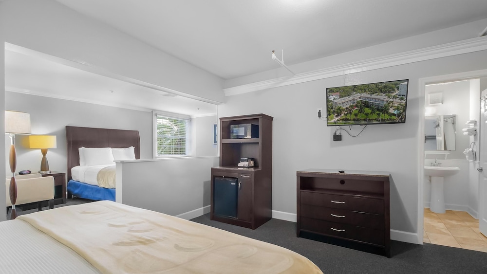Classic Room, 2 Queen Beds photo 3
