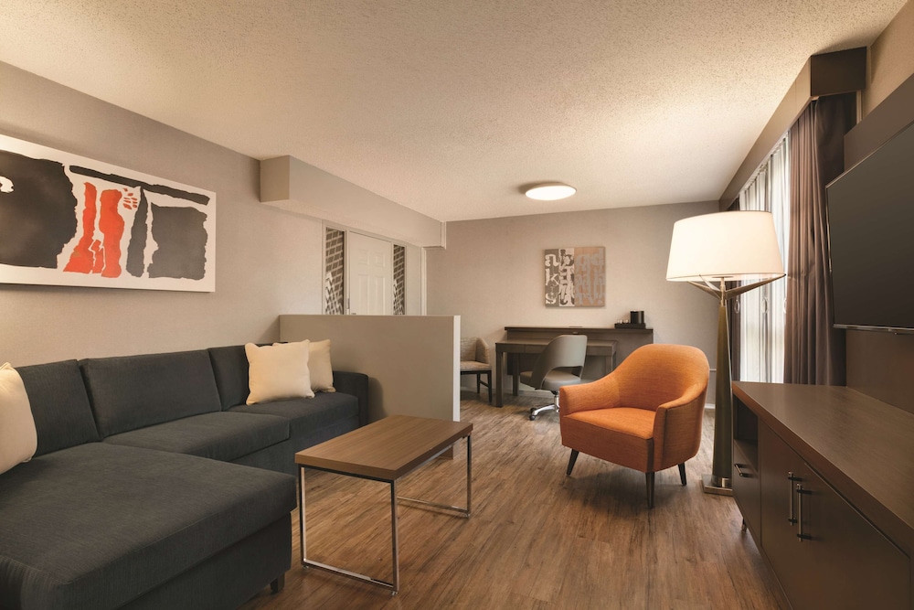 Suite, 1 King Bed, Accessible, Corner (Roll-In Shower) photo 3