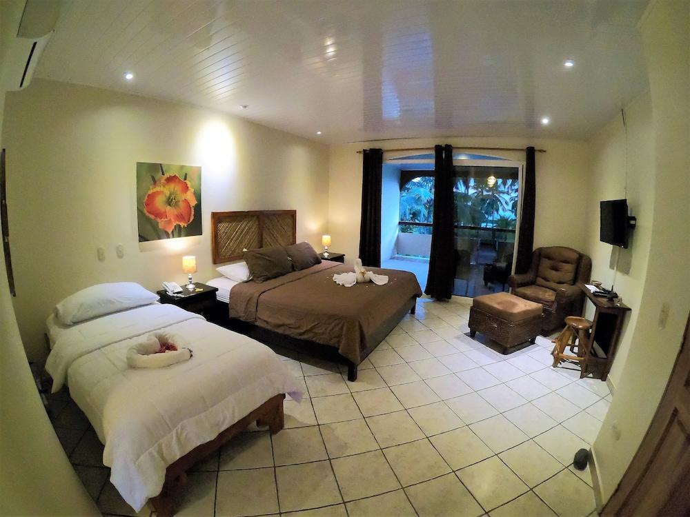 Superior Studio, Multiple Beds, Balcony, Beach View photo 2