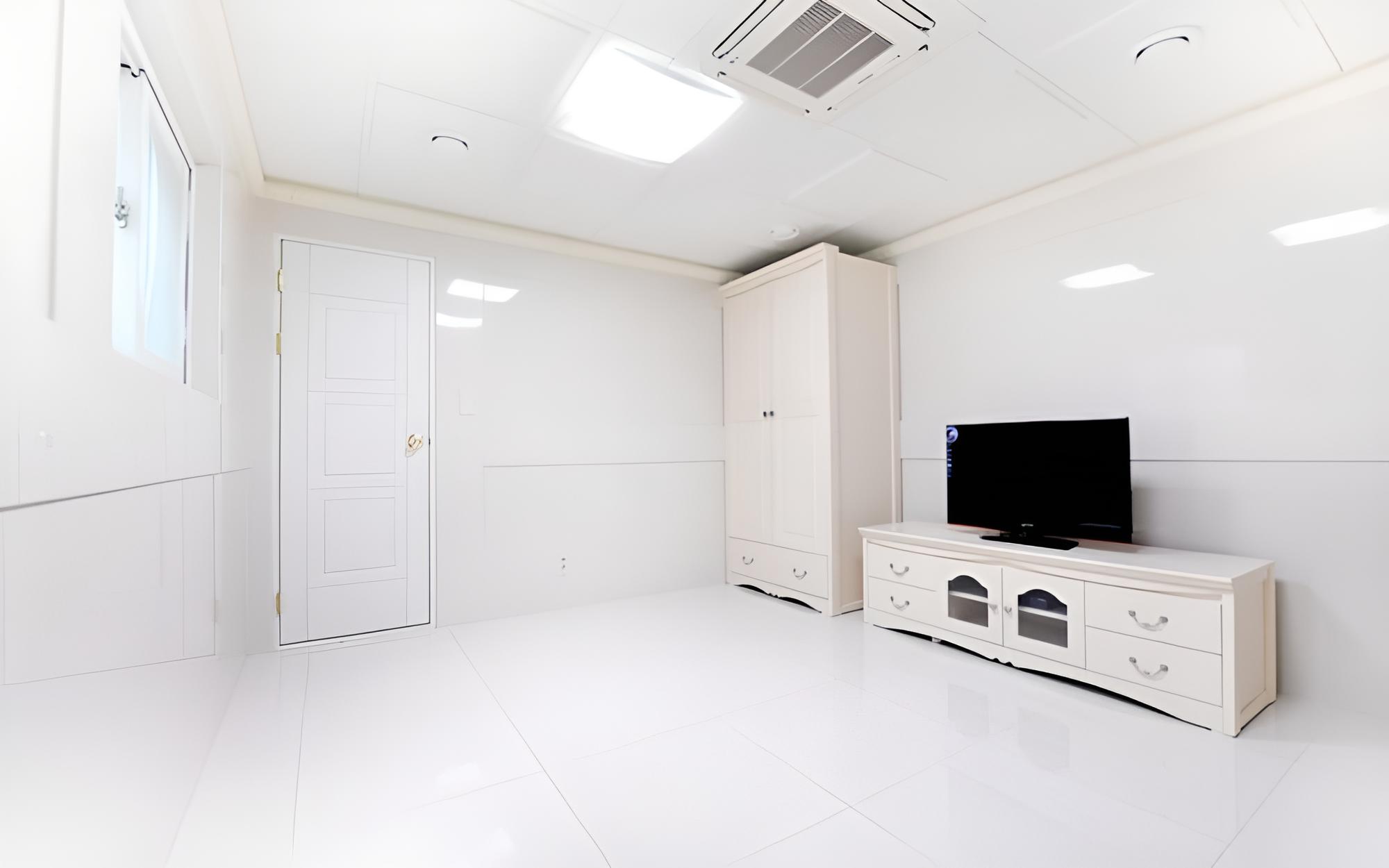Room (Ondol Unshared House Pension 1F)