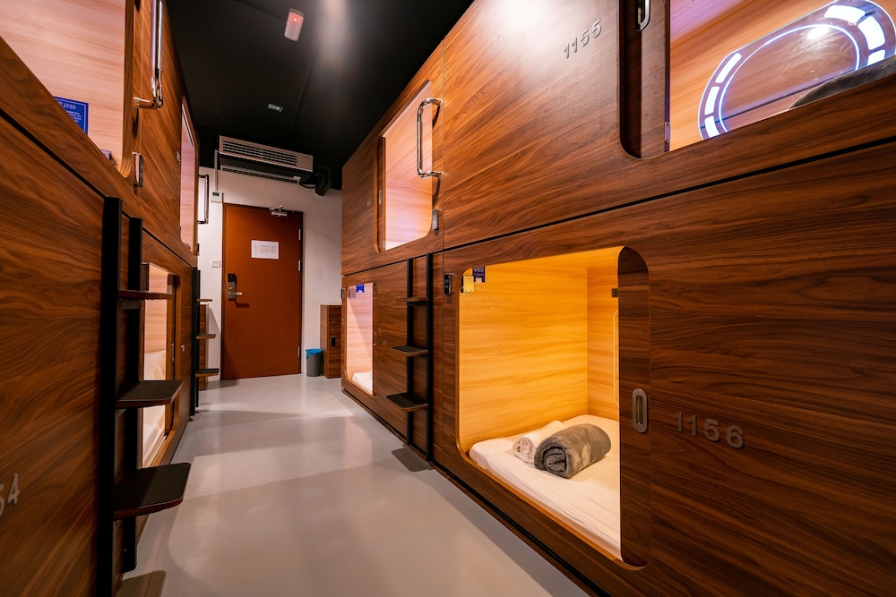 Room of 6 (2 Single Bed Capsule + 2 Double Bed Capsule) photo 2