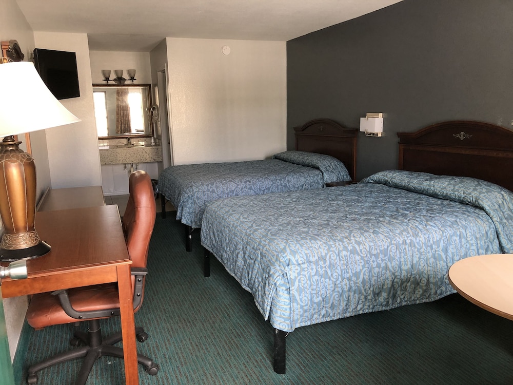 Standard Room, 2 Queen Beds, Smoking photo 1