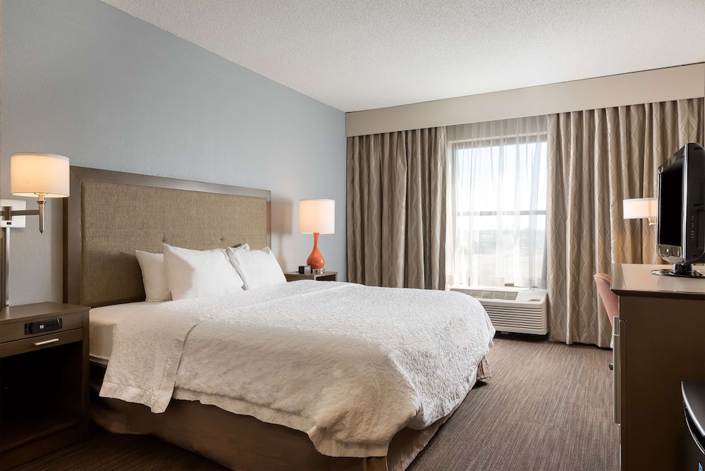 Room, 1 King Bed, Accessible, Bathtub - Photo 2