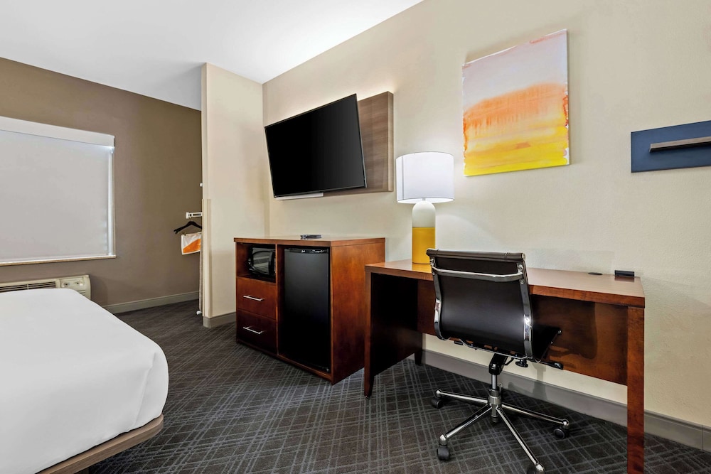 Suite, 1 King Bed with Sofa bed, Accessible, Non Smoking - Photo 7