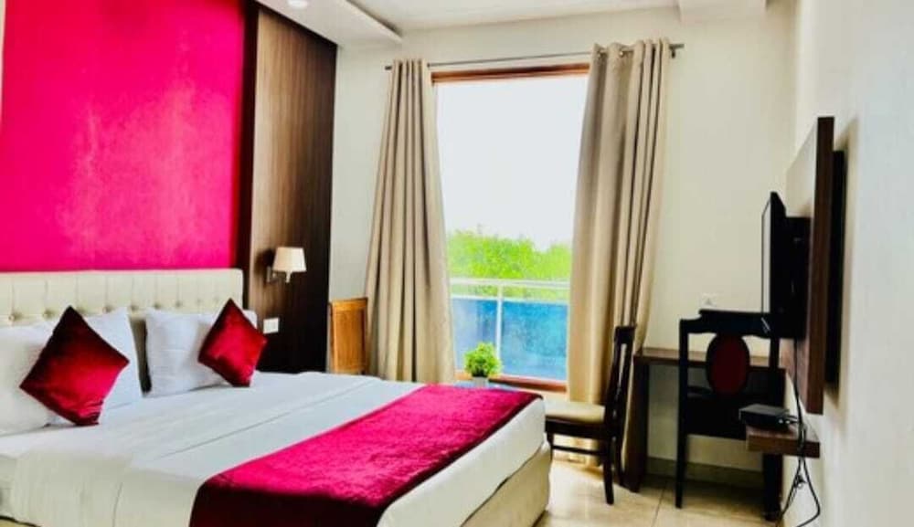 Deluxe Room - Photo 3