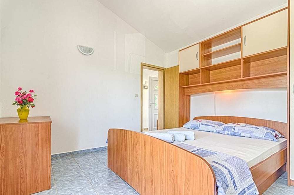 Apartment (A6)