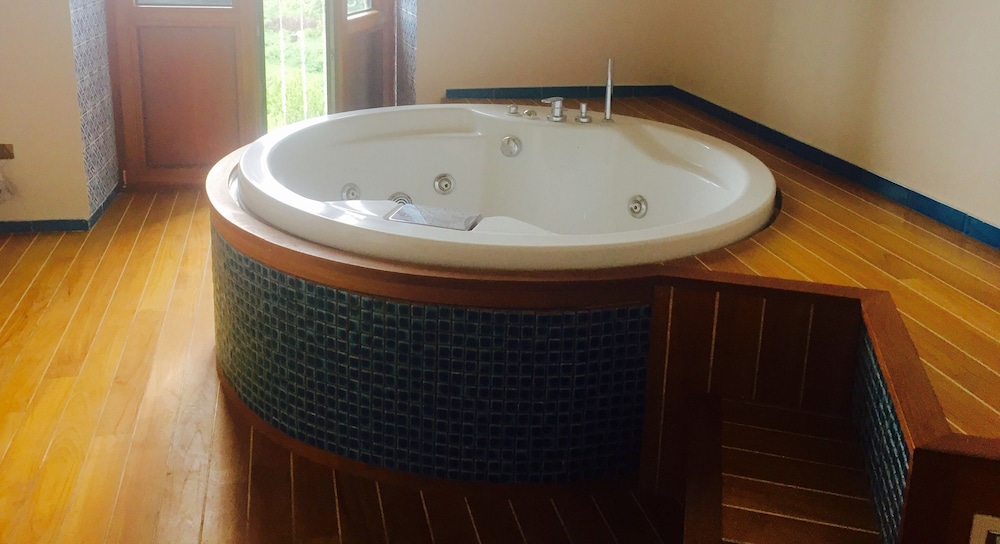 Deluxe Suite, Jetted Tub, Sea View photo 2
