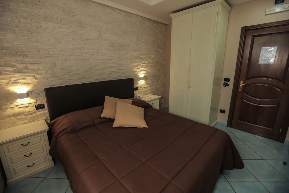 Standard Double Room, Accessible - Photo 5