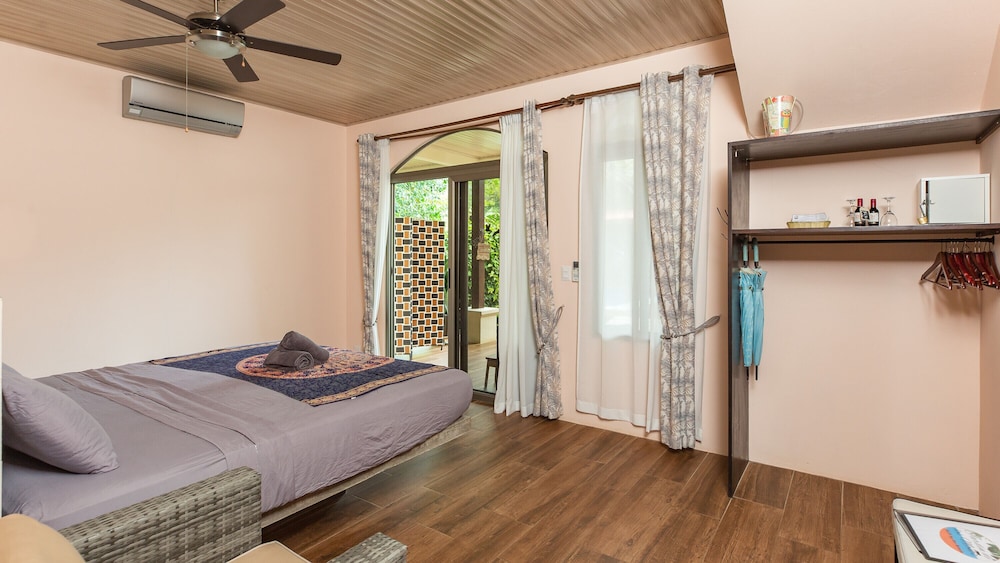 Deluxe Double Room, 1 King Bed, Patio photo 3