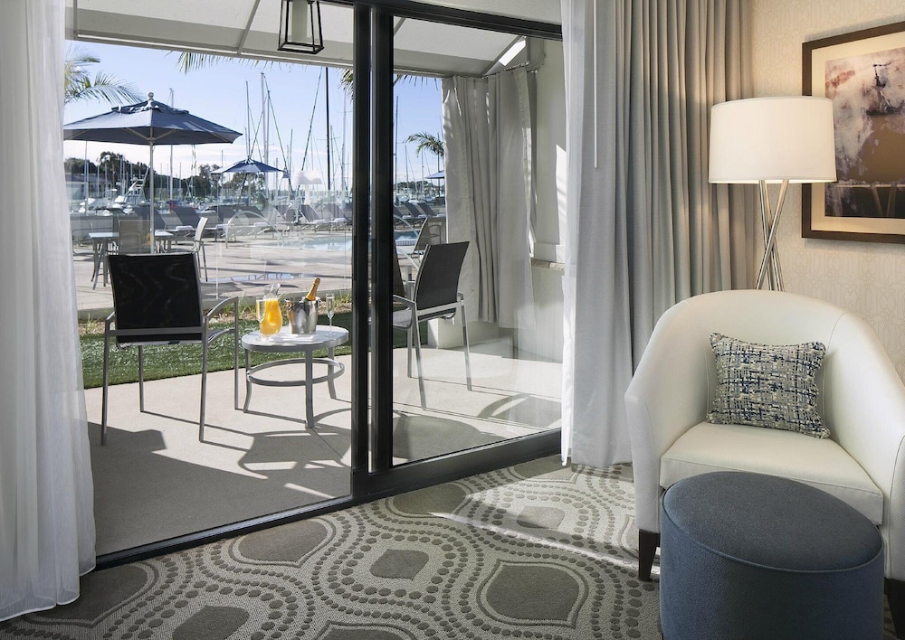 Deluxe Room, 1 King Bed, Balcony, Marina View photo 3